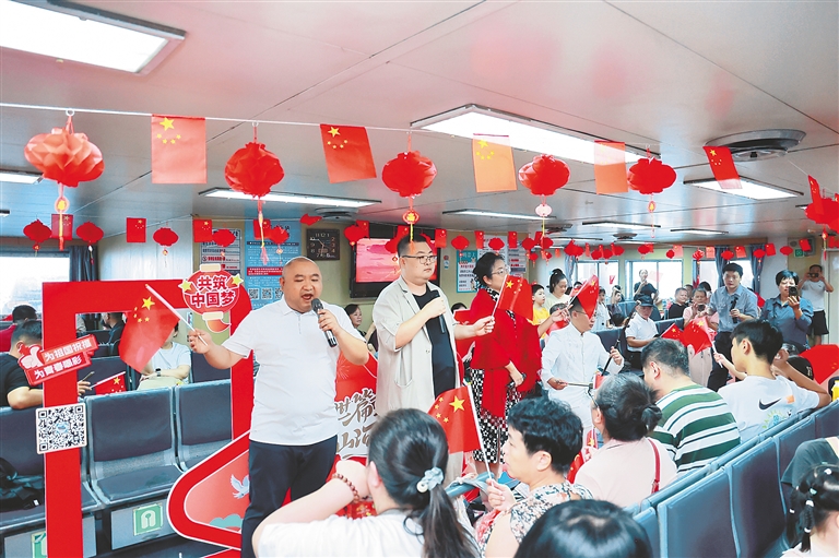 10月1日，铁路轮渡上演红色快闪活动，工作人员和旅客在琼州海峡上共同唱响爱国情。文/海南日报全媒体记者 邵长春　图/通讯员 蒋京廷