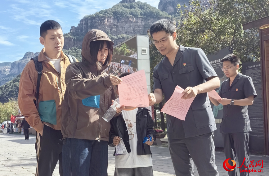 国庆节期间，林州市人民法院“法官驿站”驻进山水间，开通涉旅纠纷“绿色通道”。人民网记者 王佩摄