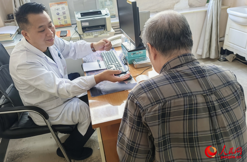 武警河南总队医院的医护人员节假日坚守岗位，守护群众健康。人民网记者 王佩摄