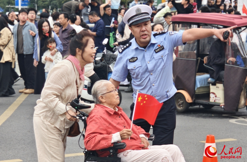 郑州交警守护群众平安出行。人民网记者 王佩摄