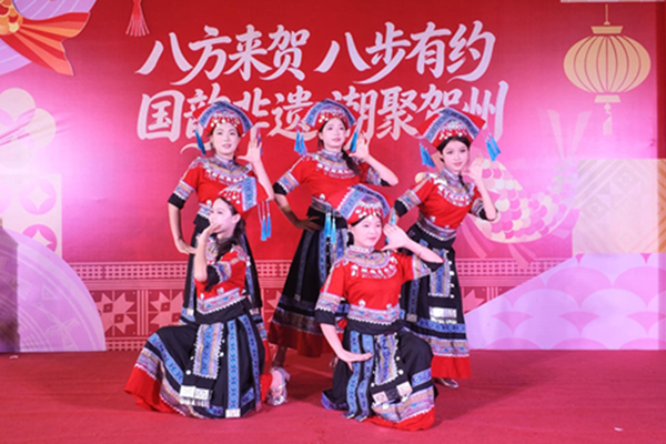 广西特色歌舞与爱国主题表演接连上演。