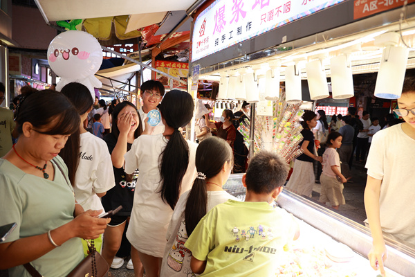 市民品尝小吃