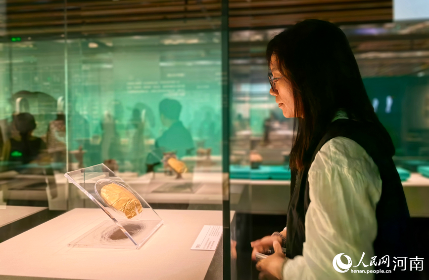 国庆假期,游客走进郑州商都遗址博物院,在历史与文物中感悟中华文脉。人民网记者 宋芳鑫摄