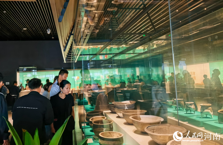 国庆假期,游客打卡郑州商都遗址博物院。人民网记者 宋芳鑫摄