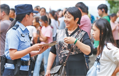  坚守的身影 美丽的im钱包官网风景（新时代画卷）