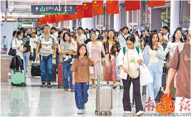 10月6日，返程旅客有序走出深圳北站。南方日报记者 朱洪波摄