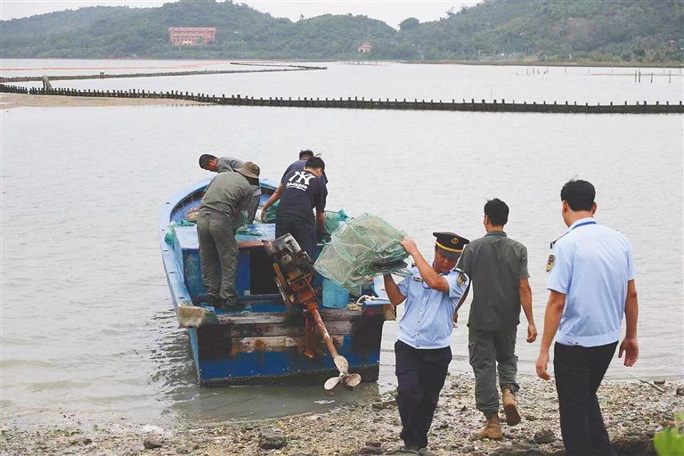 10月7日15时,三亚市联合工作组在三亚市铁炉港红树林湿地保护修复项目海域查扣疑似违规渔具。张元杰 摄