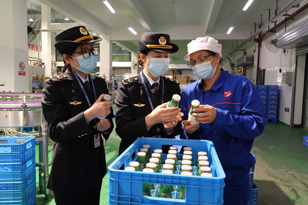 市场监管局执法人员聚焦食品添加剂“超范围、超限量使用”等重点风险，开展食品标签标识检查工作。